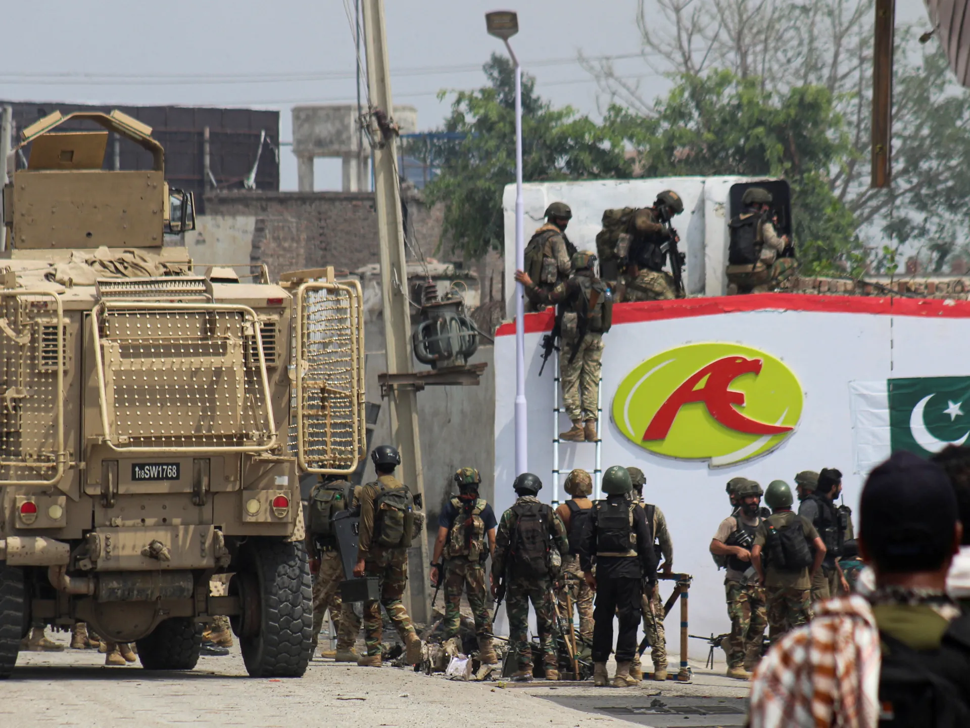 Pakistani forces kill 23 fighters in wave of Afghan border raids