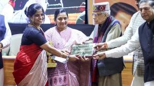 Liz-Mathew-receives-the-award-in-New-Delhi.-PRAVEEN-KHANNA.jpg