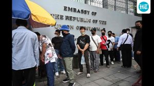 Myanmar-nationals-living-in-Thailand-queue-up-outs_1765216998581.jpg