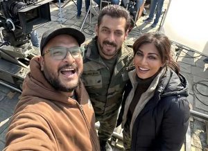 Salman-Khan-closes-the-final-chapter-of-Battle-of-Galwan-shoot-new-photo-with-Chitrangda-Singh-adds.jpeg