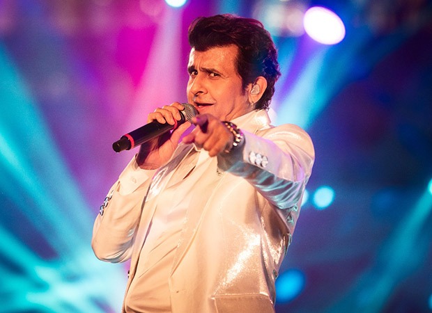 Sonu-Nigam-delivers-3-hour-power-packed-set-at-Satrangi-Re-Hyderabad-620.jpeg
